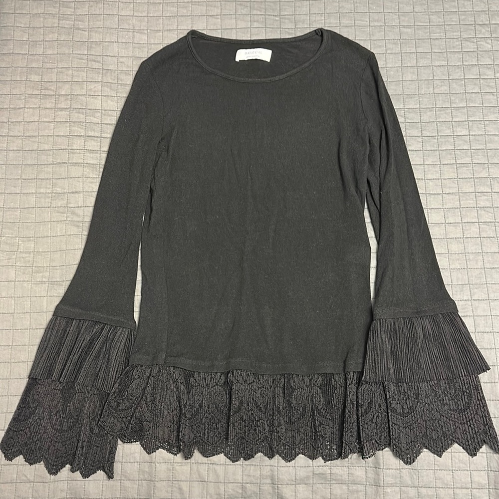 BRAND NEW LONG SLEEVE TOP WITH LACE SLEEVES
